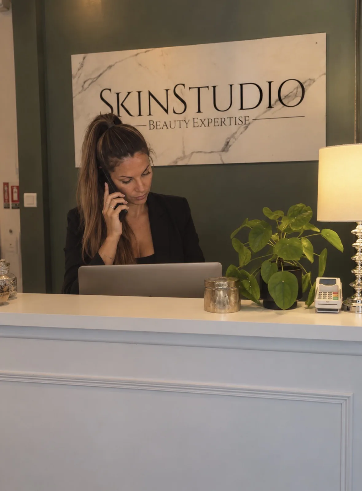 Audrey Laconi au comptoir de son institut, en rendez-vous téléphonique