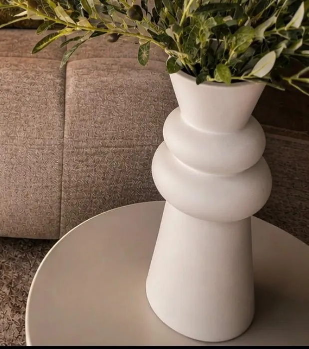 Vase blanc et verdure dans l’espace détente de l’institut