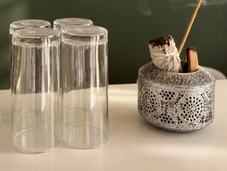 Verres et encens dans l’espace détente de l’institut