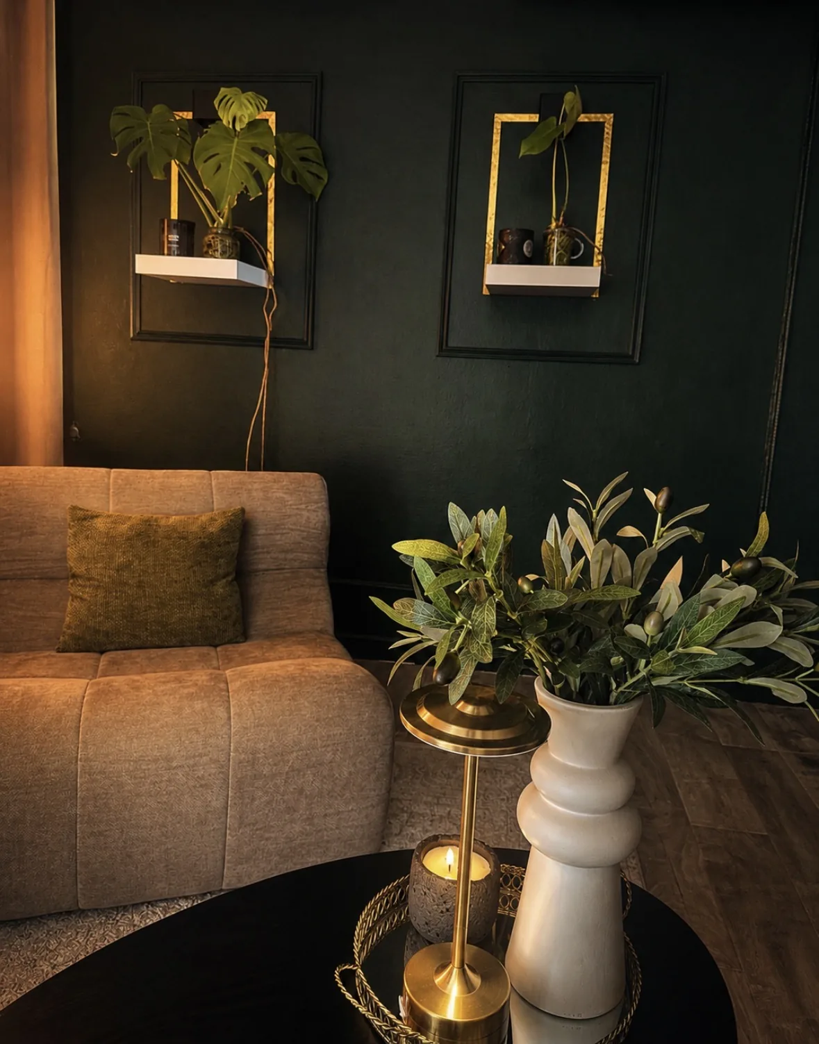 Coin salon aux murs vert profond de l'institut SkinStudio de La Crau