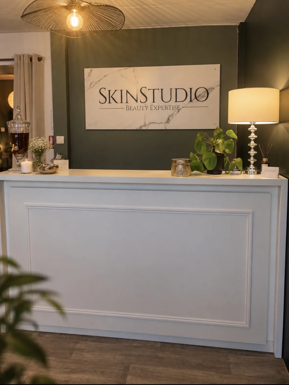 Le comptoir d’accueil de SkinStudio à La Crau, sous l’enseigne