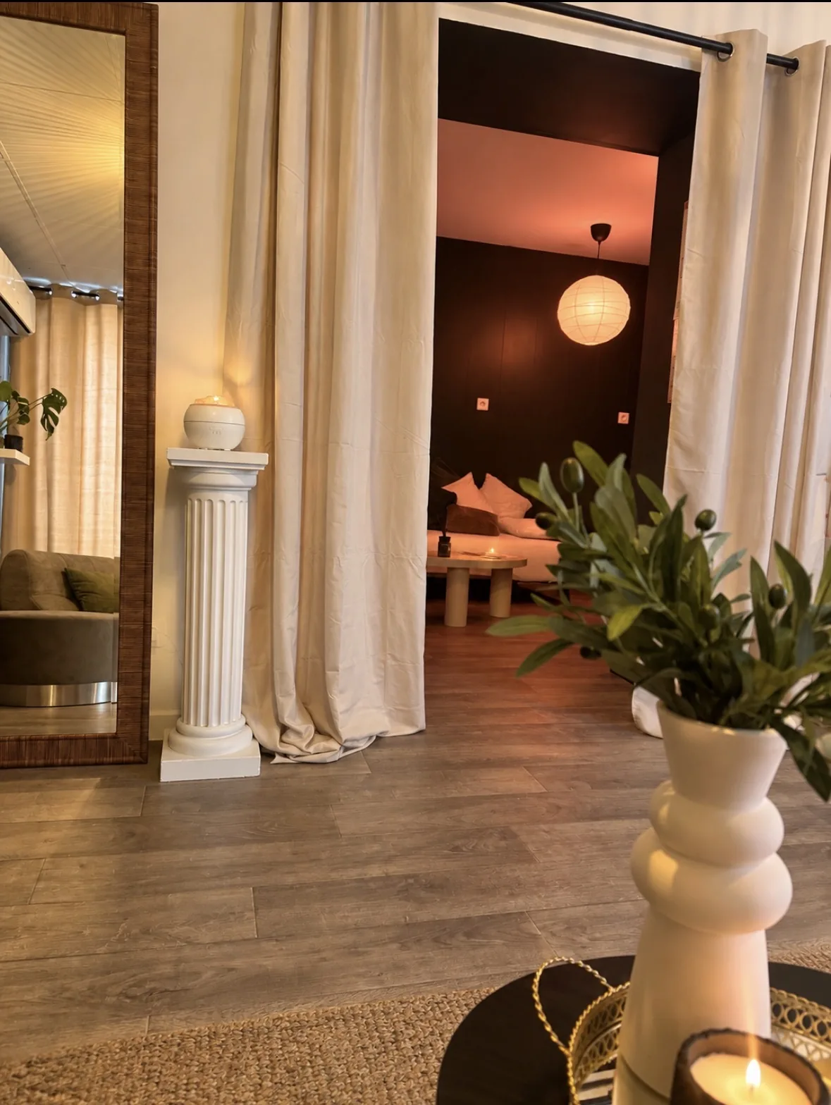 Le passage vers les cabines, miroir et colonne