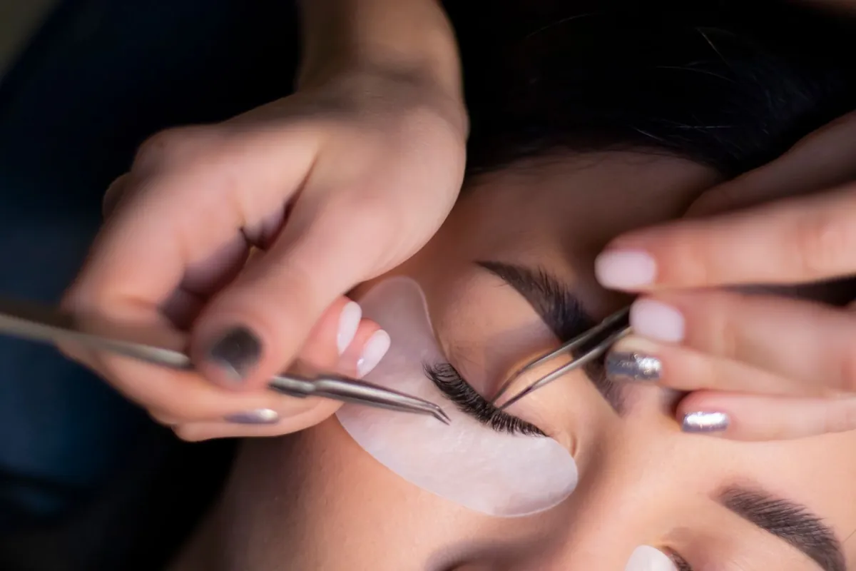 Pose d’extensions de cils à la pince, cil à cil