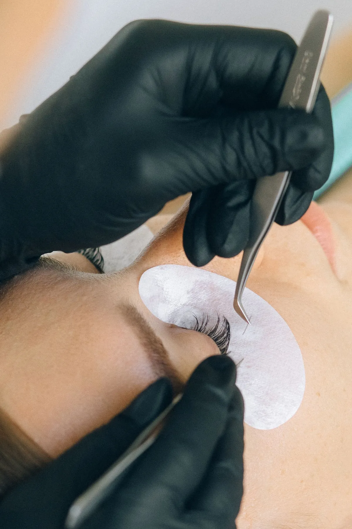 Travail de précision pendant une pose d'extensions de cils