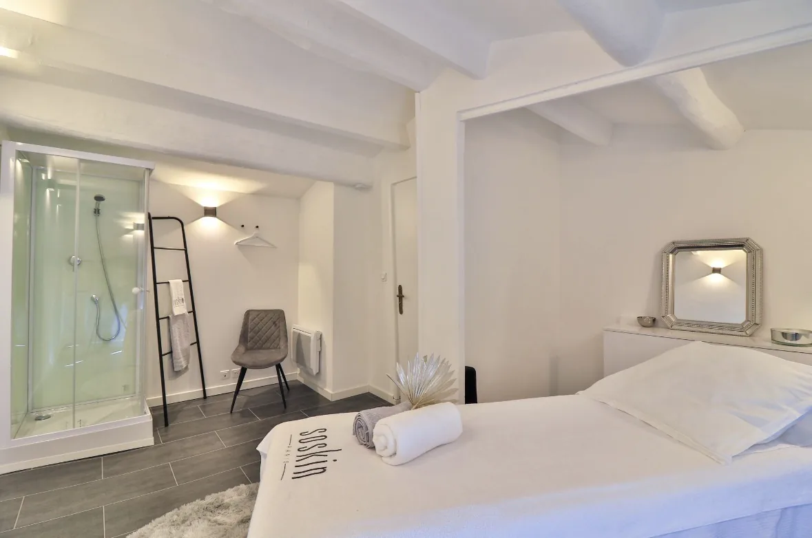 La cabine du premier institut, équipée d'une douche