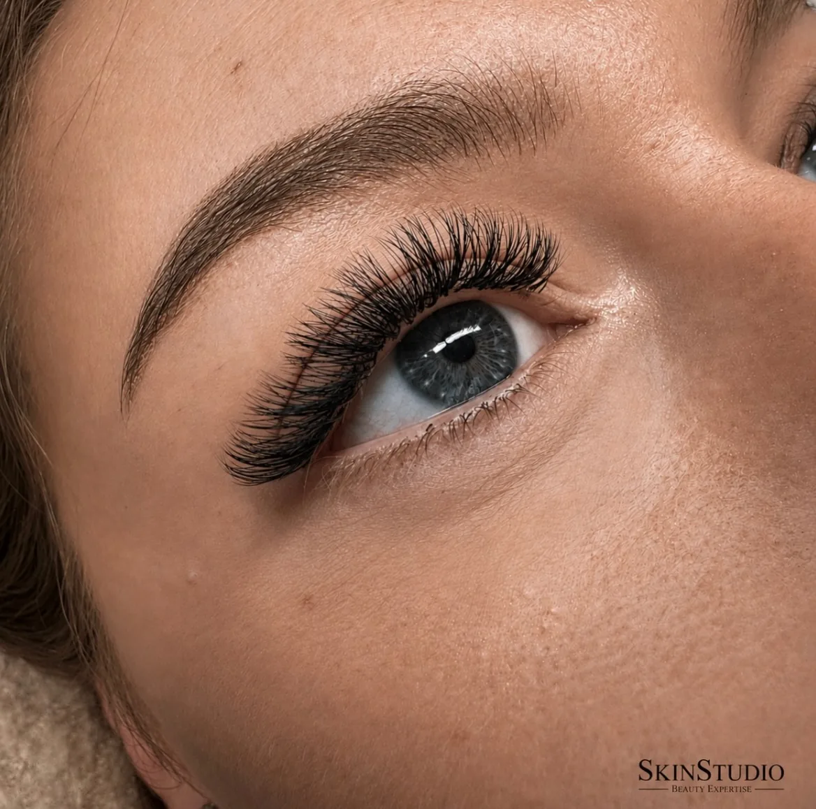 Pose d'extensions de cils réalisée à l'institut SkinStudio